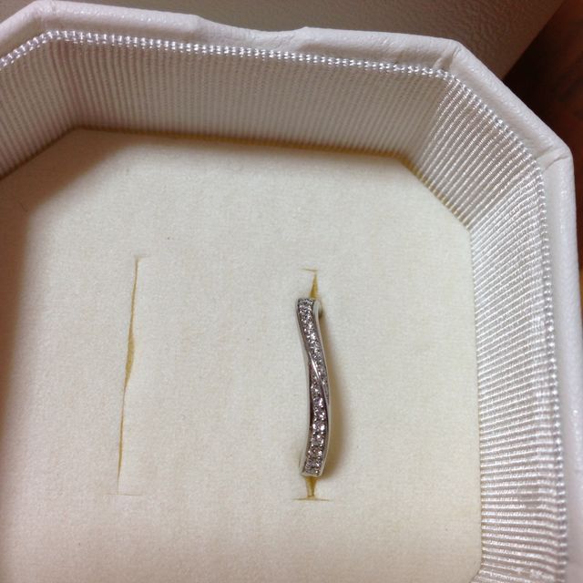 【4℃ BRIDAL(ヨンドシーブライダル)の口コミ】 指が短く、綺麗な手ではないので、滑らかなウェーブタイプのこちらは付け…