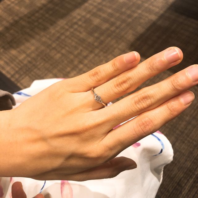 【銀座ダイヤモンドシライシの口コミ】 私はシンプルかつ左右対称のデザインが好きだったため、見た瞬間に一目惚…