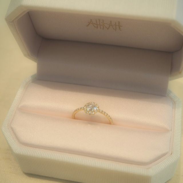 【AHKAH(アーカー)の口コミ】 アンティーク感たっぷりのデザインが決め手です！
ローズカットダイヤがほ…