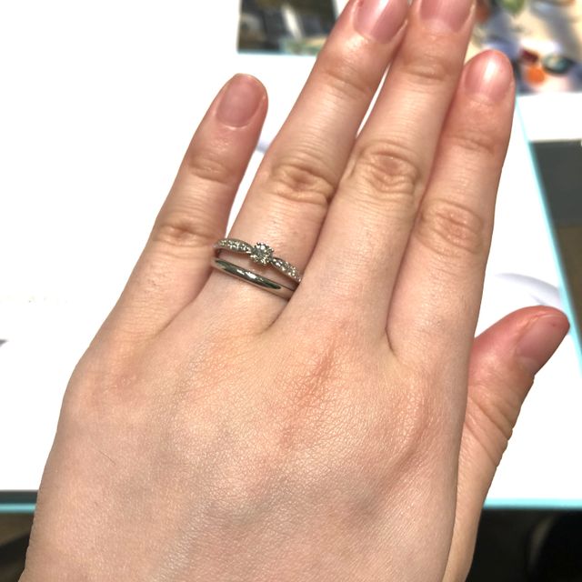 【ティファニー(Tiffany & Co.)の口コミ】 ティファニーのハーモニーという形です。
ダイヤが立っているものよりも
…