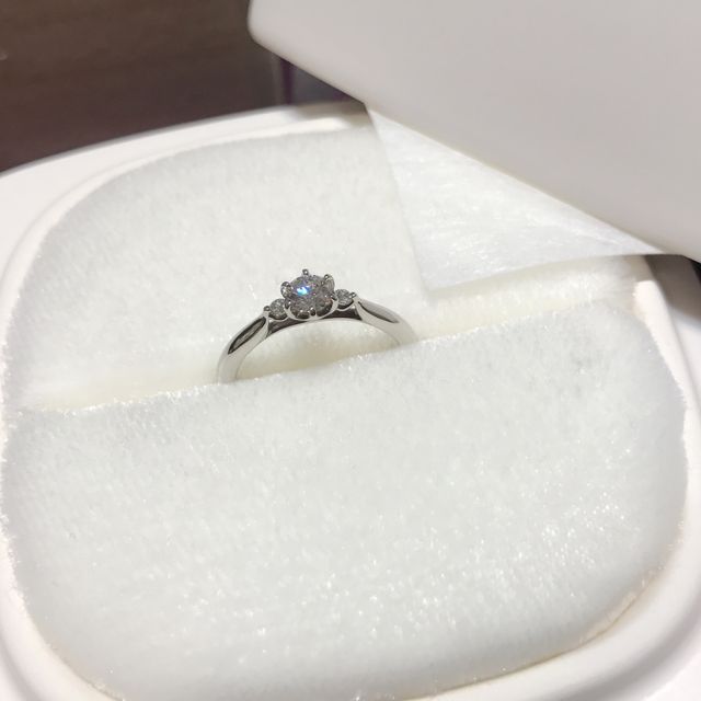 【俄(にわか)の口コミ】 まずずばりデザインです。
真ん中に大きめの石があって、左右対称に小さい…