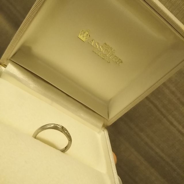 【ROYAL ASSCHER(ロイヤル・アッシャー)の口コミ】 小さい手で幼く見える手でも、指を揃えた時に指に沿ってカーブする形とダ…