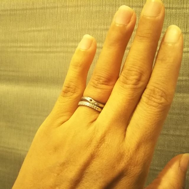 【ROYAL ASSCHER(ロイヤル・アッシャー)の口コミ】 小さい手で幼く見える手でも、指を揃えた時に指に沿ってカーブする形とダ…