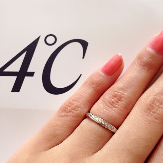 【4℃ BRIDAL(ヨンドシーブライダル)の口コミ】 ずっと石入りの指輪が欲しくカタログなどを見ていたのですが、店頭に行き…