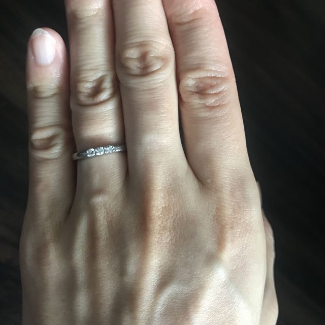 【STAR JEWELRY(スタージュエリー)の口コミ】 婚約指輪と重ねた時のことを考えて選びました。
ボリュームがあるので存在…