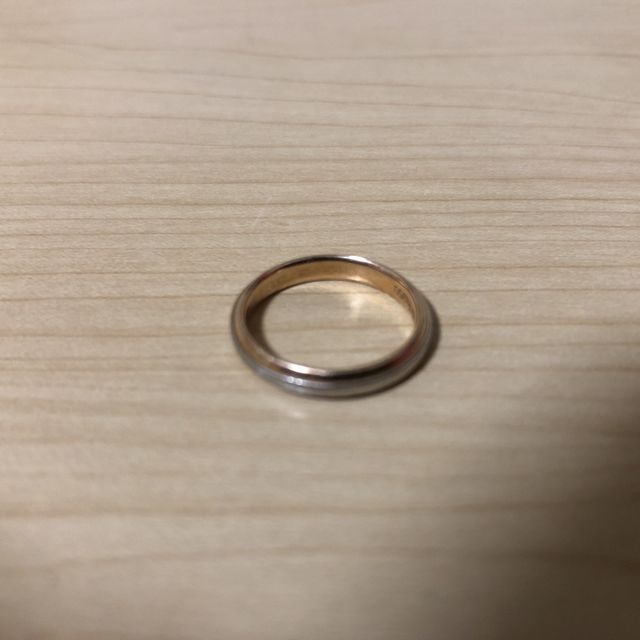 【THE KISS(ザ・キッス)の口コミ】 シンプルなデザインを探していて、この指輪に決めました。レディースとメ…