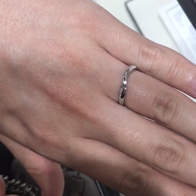 【俄(にわか)の口コミ】 デザインがかわいいです。対になるようにダイヤが付いているところが可愛…