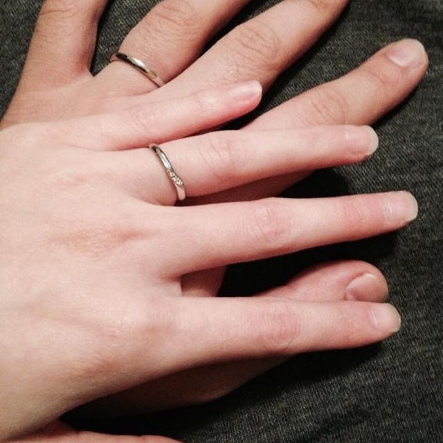 【銀座ダイヤモンドシライシの口コミ】 デザインは飽きの来ないシンプルなデザインです。
女性の方は少しダイヤが…