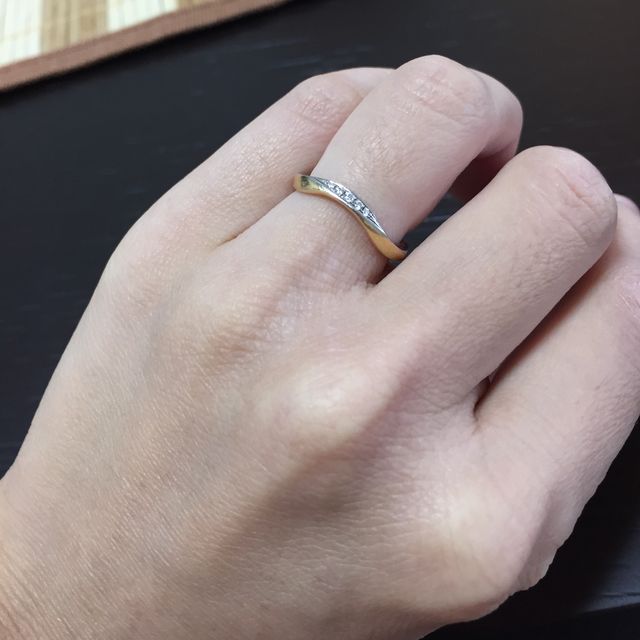 【EURO WEDDING BANDの口コミ】 ゴールドなのに派手すぎず、しかし華やかなデザインが夫婦揃って気に入り…