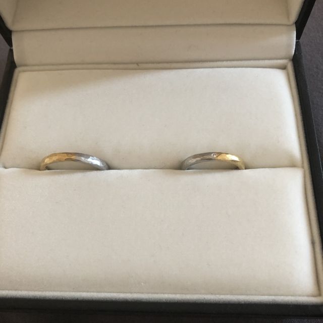 【MALCOLM BETTS(マルコムベッツ)の口コミ】 プラチナとゴールドがつなぎ合わせられたデザインで、まさに他人だった2人…