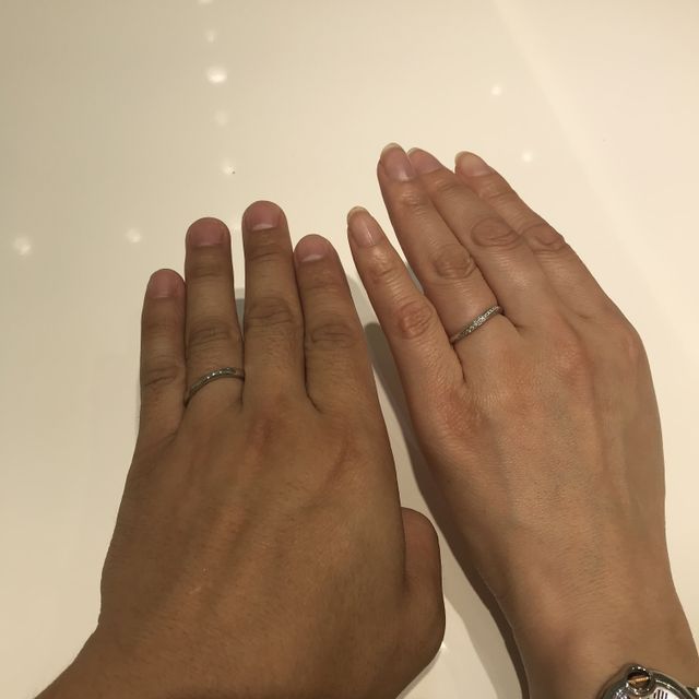 【4℃ BRIDAL(ヨンドシーブライダル)の口コミ】 指輪のデザインとつけ心地が気に入った。
指をきれいに見せるウェーブ型の…