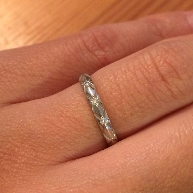 【シャネル(CHANEL)の口コミ】 婚約指輪を後から購入する予定になっていたため、マリッジリングにもダイ…