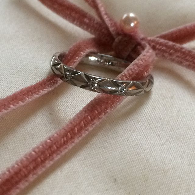 【シャネル(CHANEL)の口コミ】 婚約指輪を後から購入する予定になっていたため、マリッジリングにもダイ…
