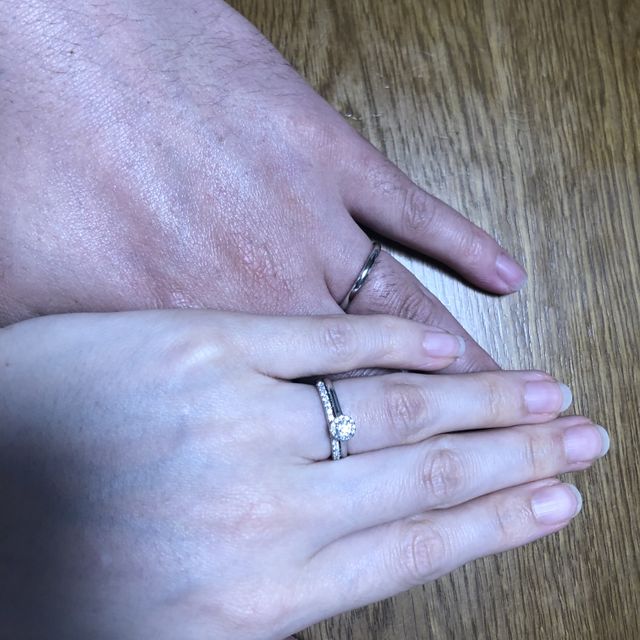 【銀座ダイヤモンドシライシの口コミ】 婚約指輪のデザインはシンプルかつストレートでダイヤモンドは丸が好みな…
