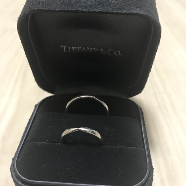 【ティファニー(Tiffany & Co.)の口コミ】 婚約指輪と重ね付けしやすいように真ん中がくびれているハーモニーシリー…
