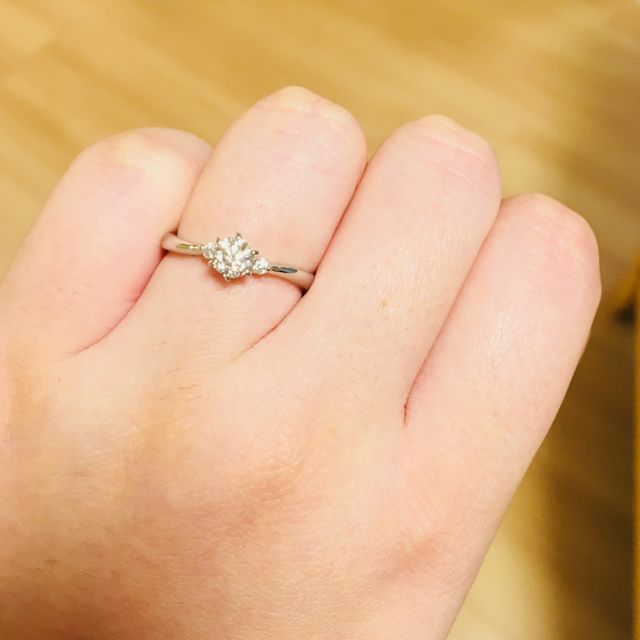 【4℃ BRIDAL(ヨンドシーブライダル)の口コミ】 シンプルで美しいデザインだったのと、ダイヤがちょうど良い大きさで、美…