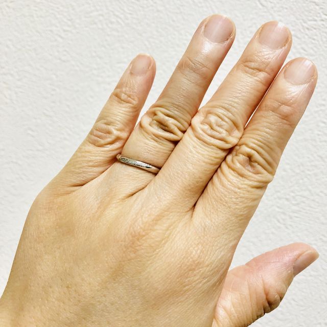 【4℃ BRIDAL(ヨンドシーブライダル)の口コミ】 結婚指輪はずっとつけるものなので、シンプルでかつ、ラインストーンが入…
