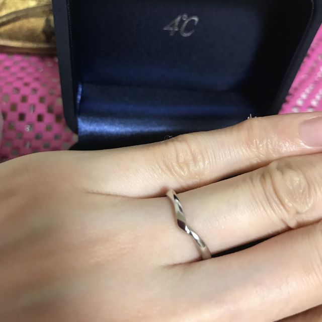 【4℃ BRIDAL(ヨンドシーブライダル)の口コミ】 デザインと婚約指輪と一緒に使える事を重視して決めました。あとは今度子…