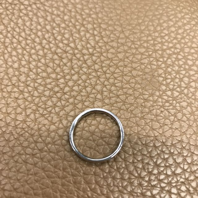 【アイプリモ(I-PRIMO)の口コミ】 婚約指輪と2本付け可能なシンプルなデザインだったことが決め手です。
細…