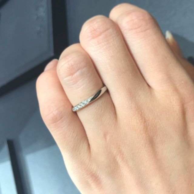 【ROYAL ASSCHER(ロイヤル・アッシャー)の口コミ】 緩やかなV字のラインが特徴的で、自分の指には丁度よい幅でした。エンゲー…