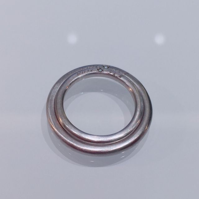 【AHKAH(アーカー)の口コミ】 シンプルで、つけた感じが肌馴染みが良かったので。ダイヤと刻印はリング…