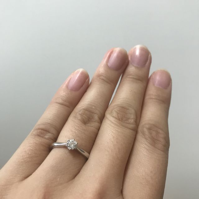 【銀座ダイヤモンドシライシの口コミ】 何店舗かいろんなお店を周り、デザインを決めました。シンプルなひとつ石…