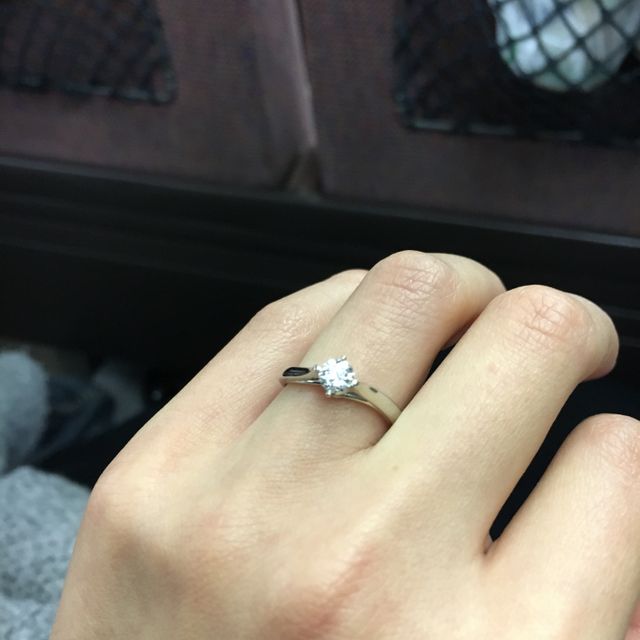 【4℃ BRIDAL(ヨンドシーブライダル)の口コミ】 一粒ダイヤの指輪が良かったのですが、少し浮き上がって見えるので、実際…