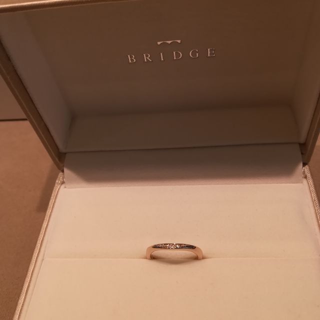 【BRIDGE(ブリッジ)の口コミ】 指輪のデザインが他にはあまり見かけないものであったこと、ダイヤモンド…