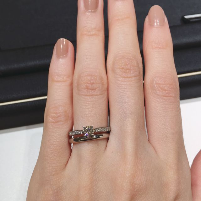 【ラザール ダイヤモンド(LAZARE DIAMOND)の口コミ】 ハーフエタニティの中央に大きいダイヤモンドが入ったデザインですが、リ…