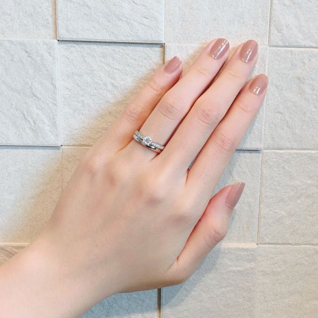 【ラザール ダイヤモンド(LAZARE DIAMOND)の口コミ】 ハーフエタニティの中央に大きなダイヤがセッティングされたデザインです…