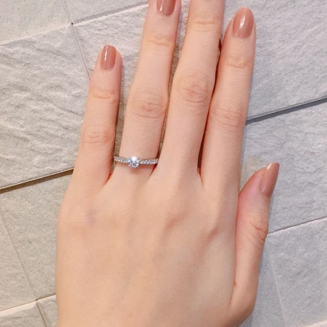 【ラザール ダイヤモンド(LAZARE DIAMOND)の口コミ】 ハーフエタニティの中央に大きなダイヤがセッティングされたデザインです…