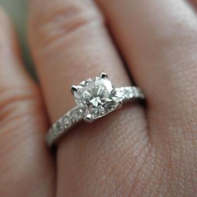 【ティファニー(Tiffany & Co.)の口コミ】 ダイヤが四角なのがとても特徴的で周りにパヴェダイヤなども入っておりま…