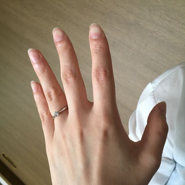 【銀座ダイヤモンドシライシの口コミ】 デザインはシンプルながらも、ダイヤモンドの輝きが美しく映るものを検討…