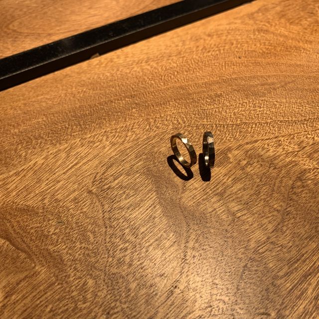 【ichi(イチ)の口コミ】 鎚目というデザインです(≧▽≦)光の反射で指輪がキラキラしていて素敵です！…