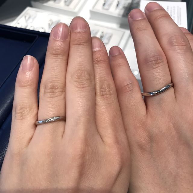 【銀座ダイヤモンドシライシの口コミ】 ウェーブのデザインで指がとても綺麗にみえます。ダイヤは5つついており、…