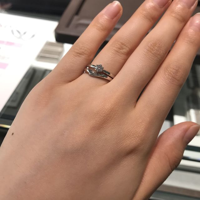 【アイプリモ(I-PRIMO)の口コミ】 婚約指輪がダイヤ一粒タイプだったので、結婚指輪をウェーブの形にすると…