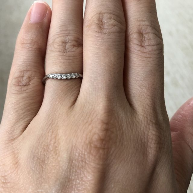【ケイウノ ブライダル(K.UNO BRIDAL)の口コミ】 豪華にダイヤを7石あしらった指輪です。普段使いには派手かと思いましたが…