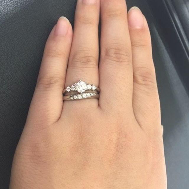 【VENUS TEARS(ヴィーナスティアーズ)の口コミ】 リングはそれなりの幅があり、キラキラとしたダイヤモンドがたくさん付い…