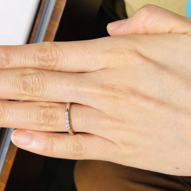 【エクセルコダイヤモンド(EXELCO DIAMOND)の口コミ】 ダイヤ5つでとても華やかでかわいいデザイン！似たデザインも別ブランドで…