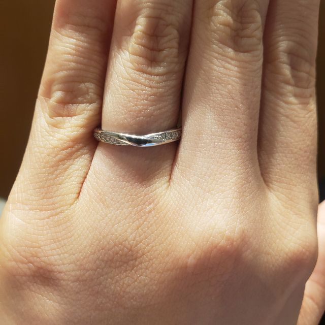 【銀座ダイヤモンドシライシの口コミ】 婚約指輪とセットで着けた時に合うデザインを探していました。
婚約指輪の…