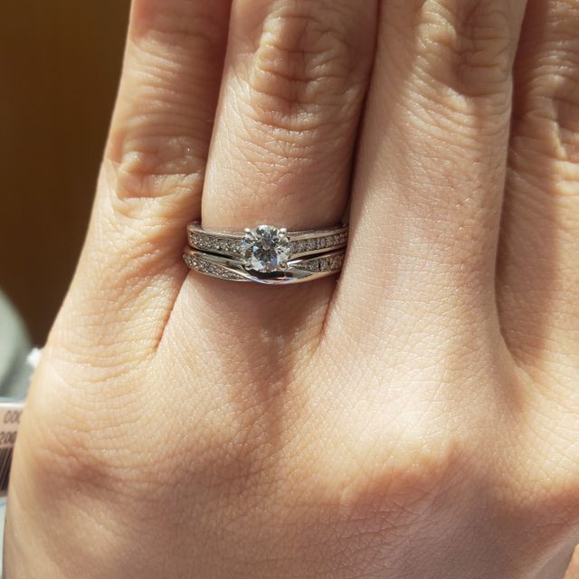 【銀座ダイヤモンドシライシの口コミ】 婚約指輪とセットで着けた時に合うデザインを探していました。
婚約指輪の…