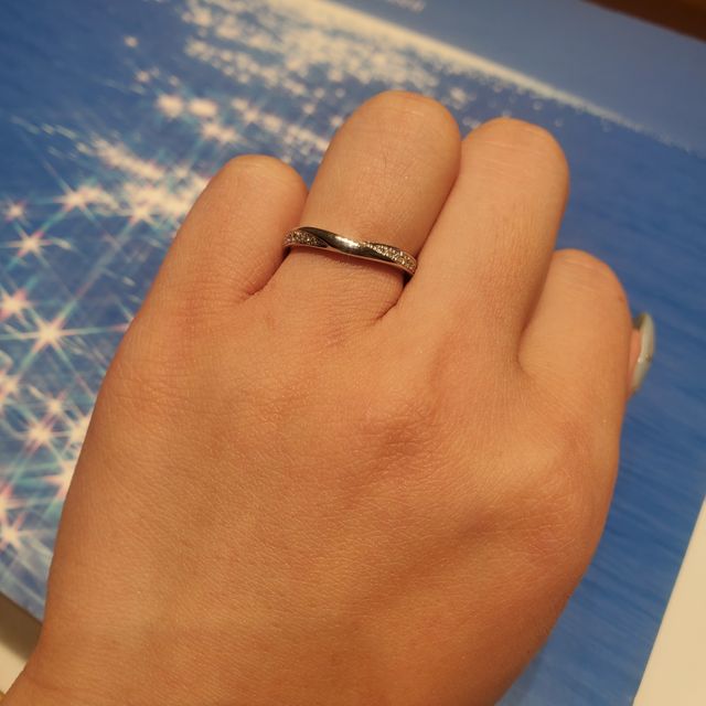 【銀座ダイヤモンドシライシの口コミ】 婚約指輪とセットで着けた時に合うデザインを探していました。
婚約指輪の…