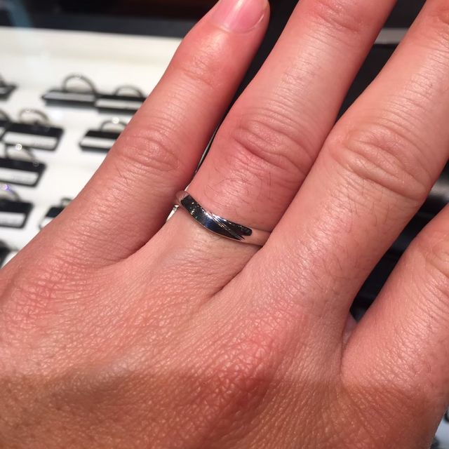 【ラザール ダイヤモンド(LAZARE DIAMOND)の口コミ】 間接が太めの自分の指にはちょうどいい太さ、サイズ感です。
ゴツさもなく…