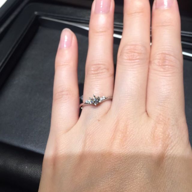【ラザール ダイヤモンド(LAZARE DIAMOND)の口コミ】 細い指が長く見えるようなV字デザインです。
急なV字ではなく緩やかです。…
