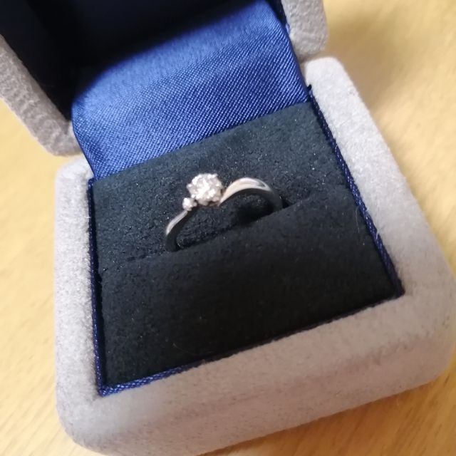 【BRILLIANCE+(ブリリアンスプラス)の口コミ】 色々なデザインを試着しましたが、
曲線デザインが素敵で、私の短めな指も…