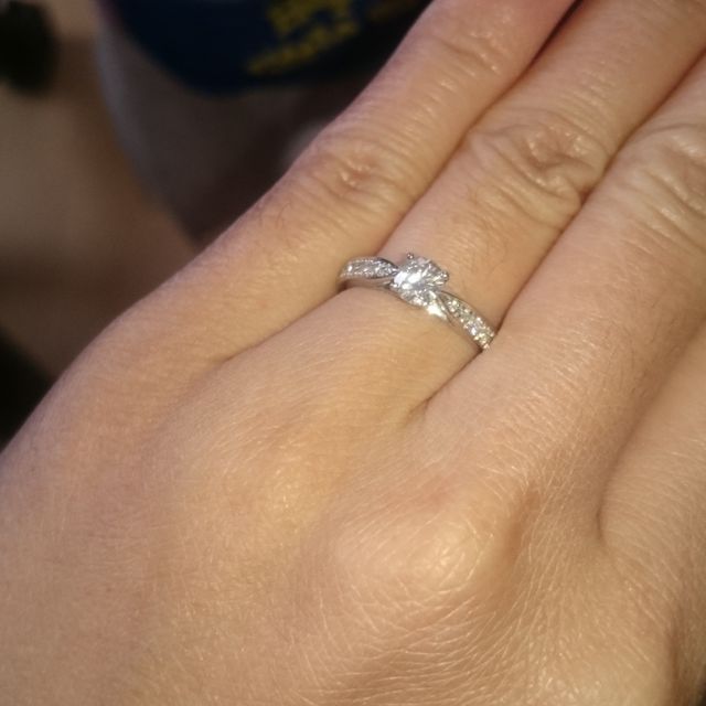 【銀座ダイヤモンドシライシの口コミ】 婚約指輪を一緒に選びにいくことになり、ゼクシィなどの結婚に関する雑誌…
