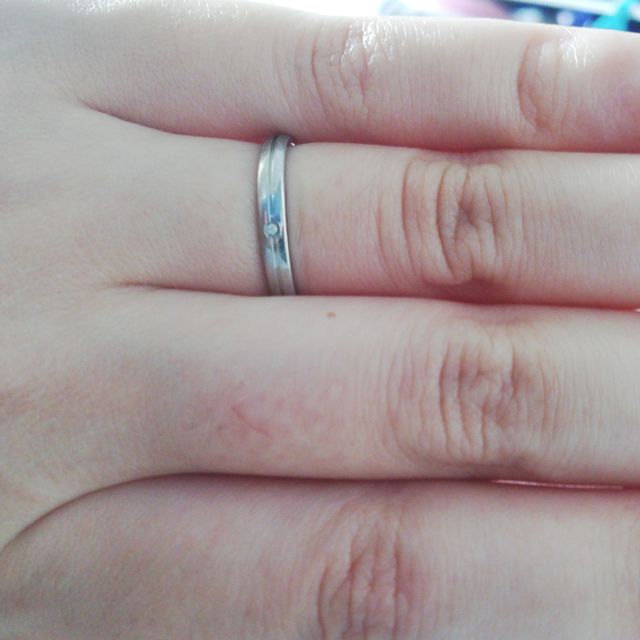 【THE KISS(ザ・キッス)の口コミ】 ワンポイントにダイヤが入っていてシンプルなものに決めました。旦那との…