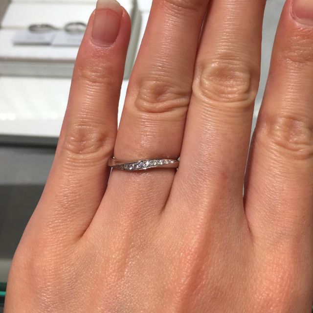 【アイプリモ(I-PRIMO)の口コミ】 婚約指輪がなかったので、結婚指輪はダイヤ付きのが良いなぁと探していま…