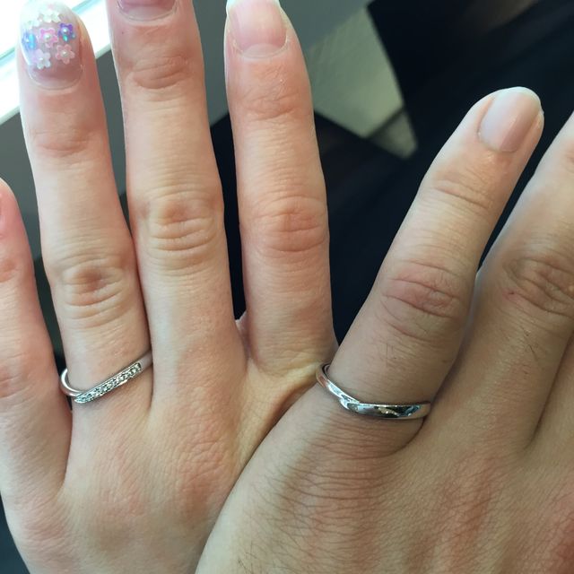 【et TOUJOURS(トゥージュール)の口コミ】 ブイラインになっているデザインの方が
指が細く見えると担当の方がおっし…