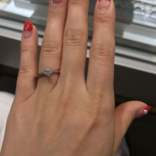 【アイプリモ(I-PRIMO)の口コミ】 とても美しいデザインで、指が細く見える指輪です。
指輪はソリティアの種…